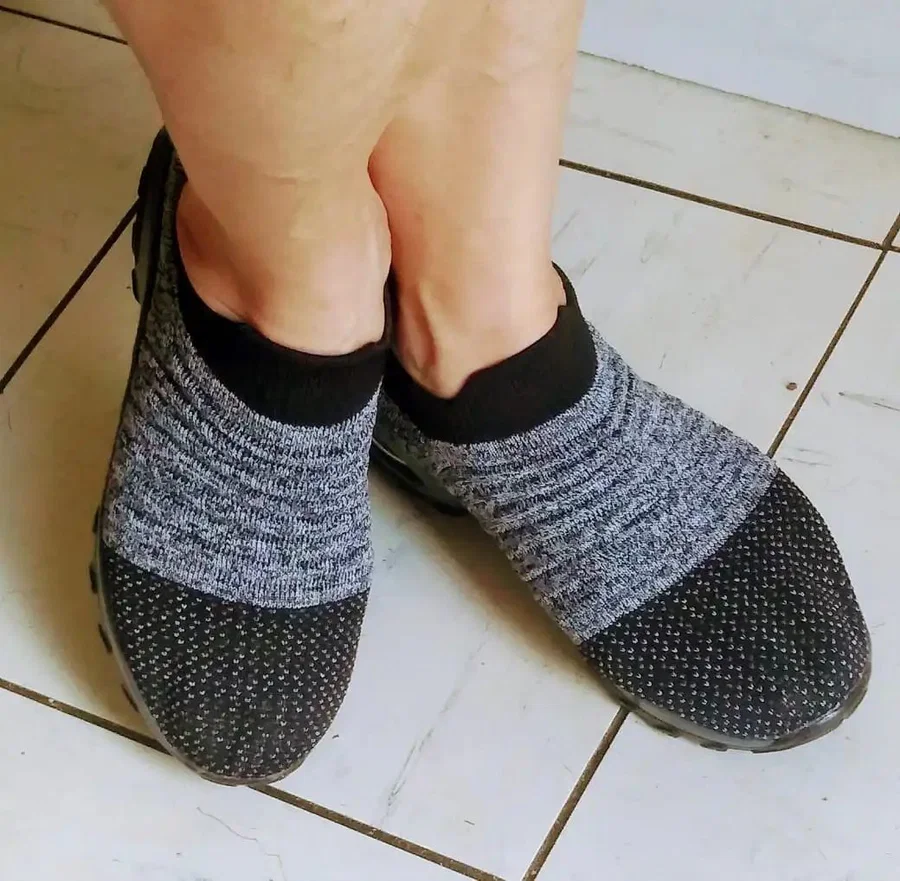 Cliente usando o tênis cinza mesclado