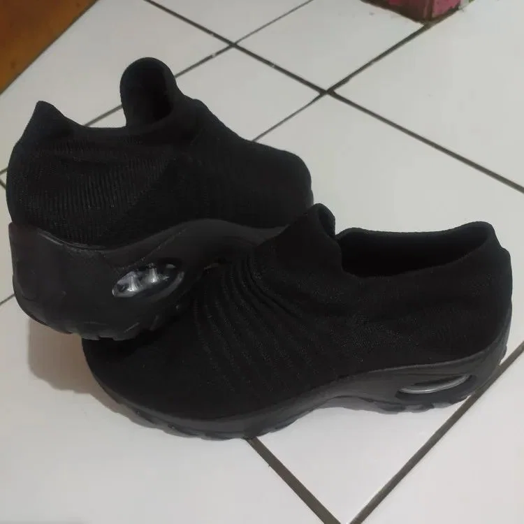 Par de tênis preto recebido pela cliente